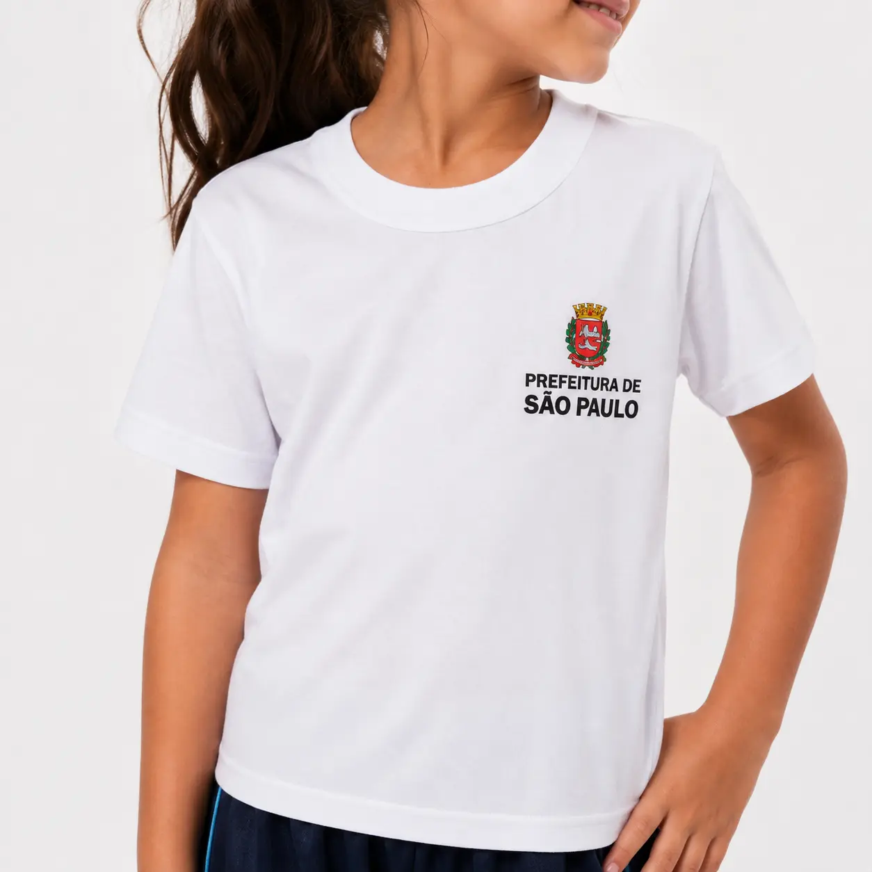 Detalhe frontal e logotipo da camiseta escolar