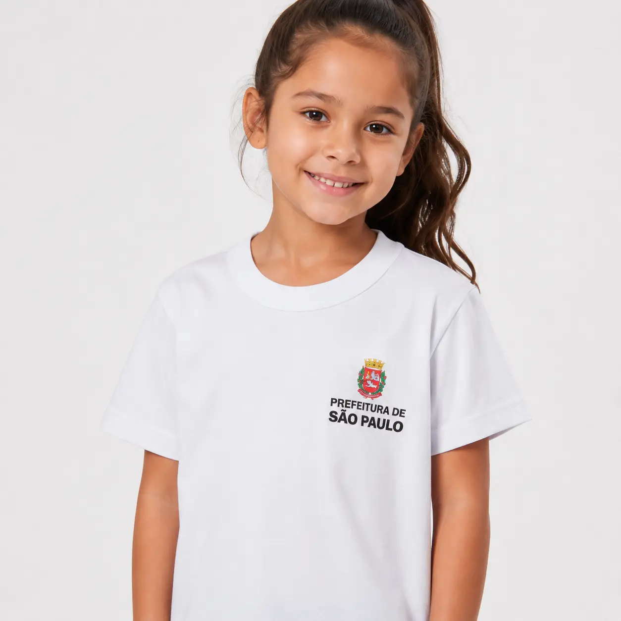 Detalhe da camiseta escolar