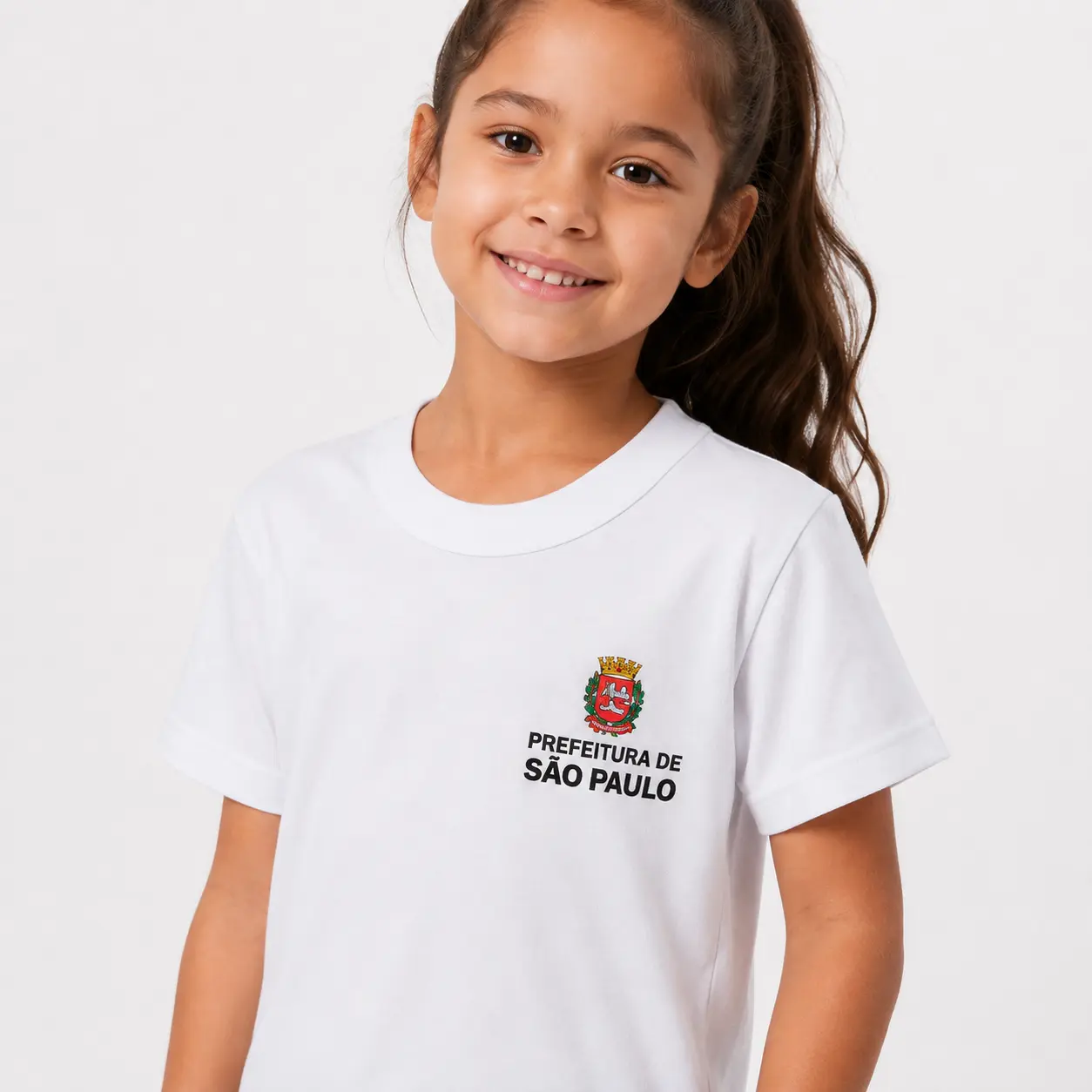 Camiseta escolar em vista aproximada