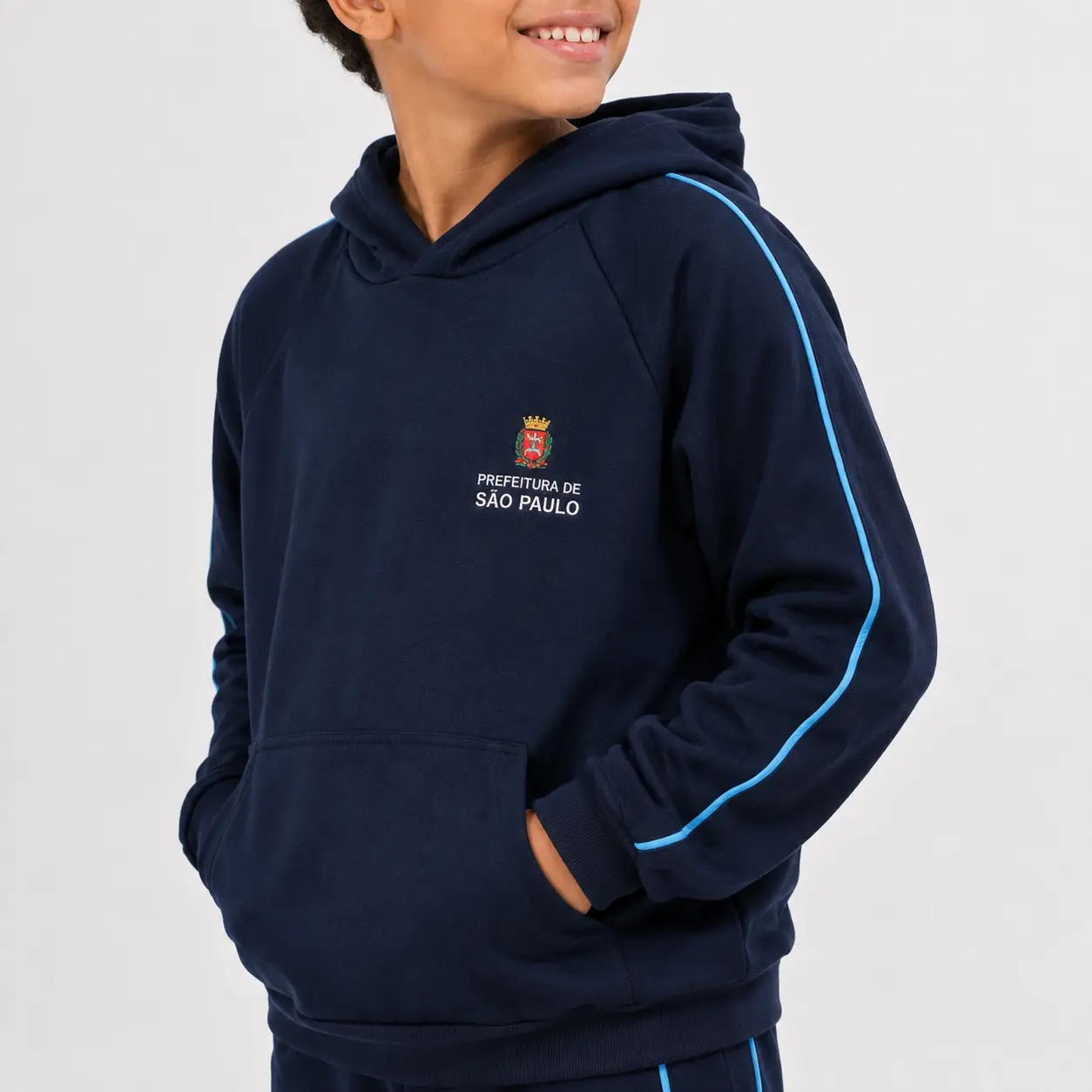 Modelo masculino usando o moletom escolar