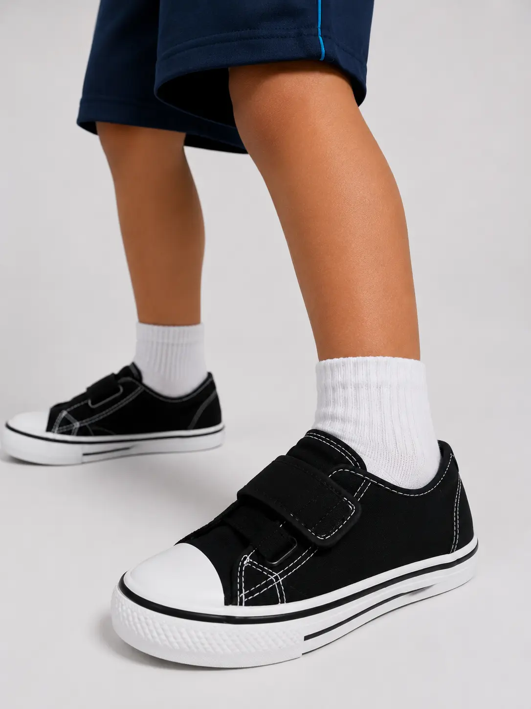 Detalhe do Tênis Escolar Velcro preto