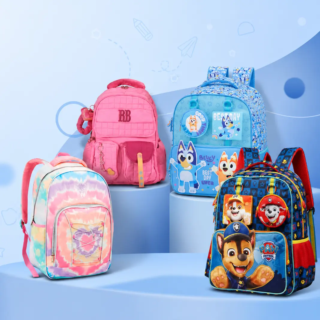 Quatro mochilas expostas nas seguintes cores: azul, azul claro, rosa e colorida
